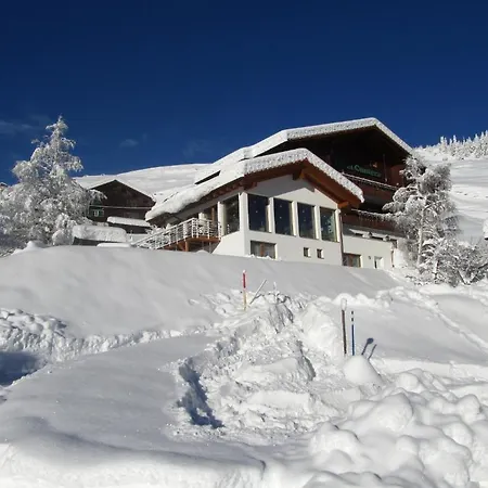 弗里恩沃能昆特拉酒店 * Curaglia